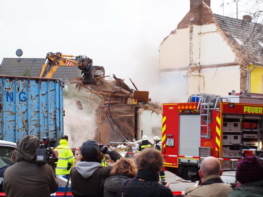 Hausexplosion Bruehl bei Koeln Pingsdorferstr P553.JPG